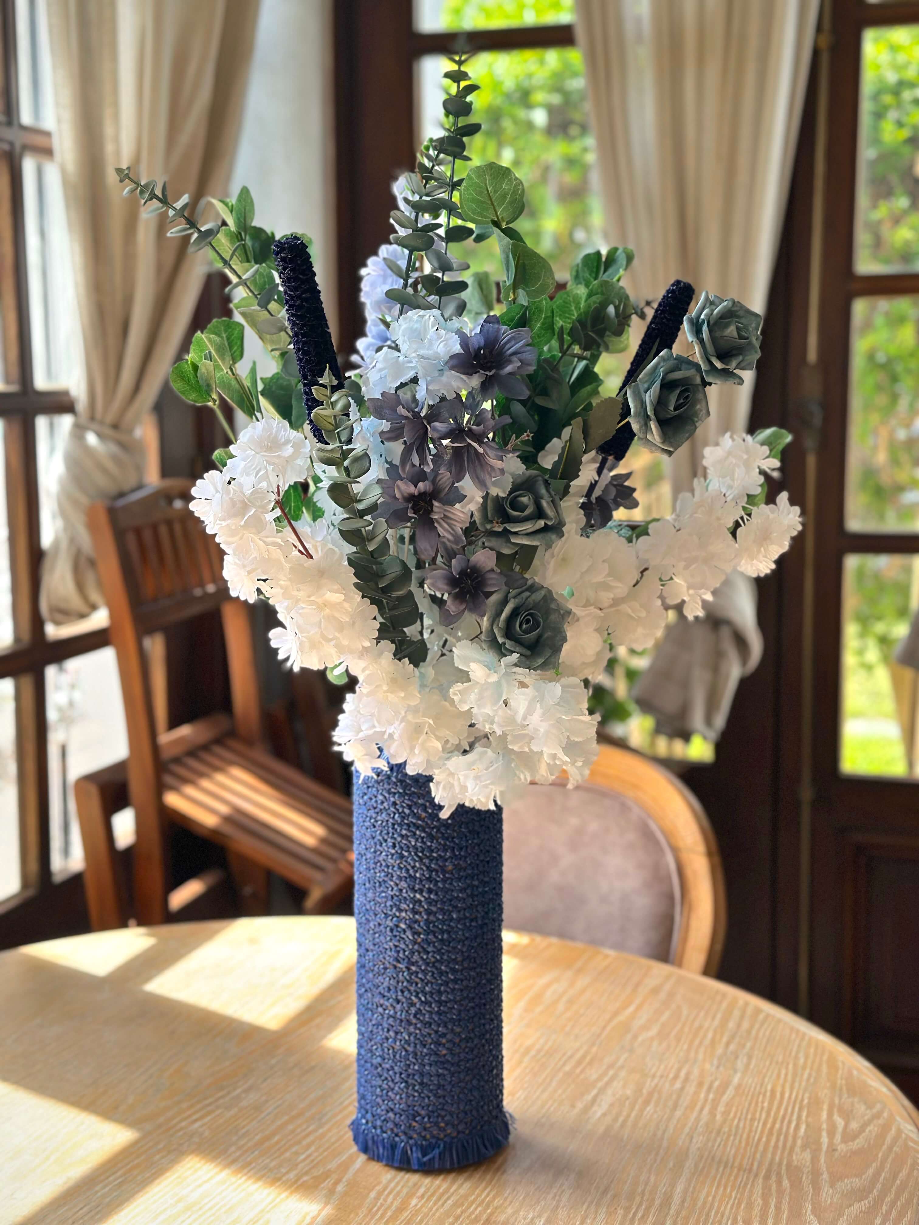 Composition florale - Bleu Majesté